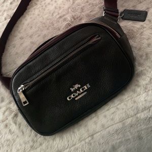 Coach “Elias” Belt Bag Beautiful coach bag!  🖤 Detachable coin purse! Very nice
